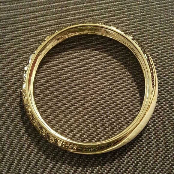Jewelry - Gold and white pleather bracelet